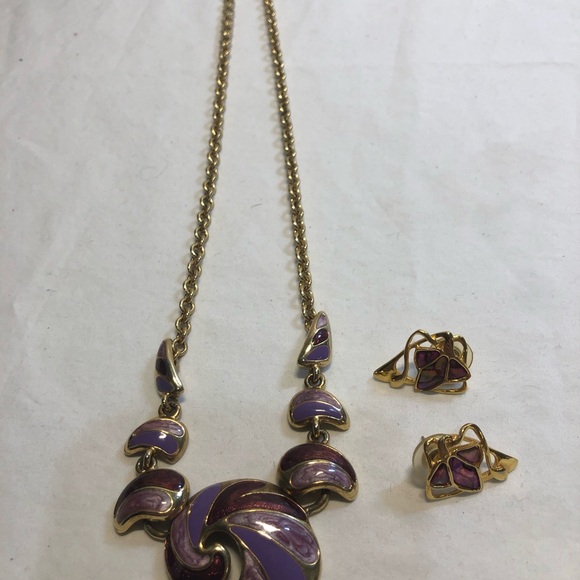 Vintage Costume Gold toned Jewellery, Purple accents , with matching earrings - Picture 11 of 11